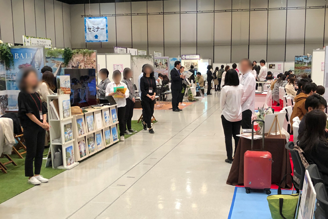 ブライダルフェスタのブース前で待機する式場スタッフ