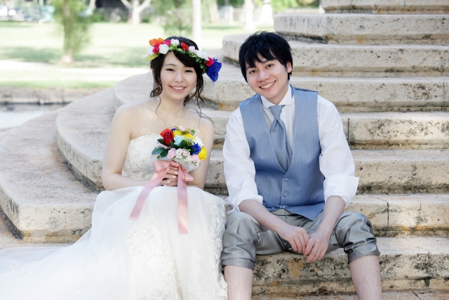 ブーケを持つ新郎新婦さま