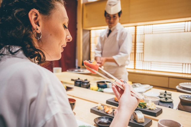 料理を出すタイミングを見計らう料理長
