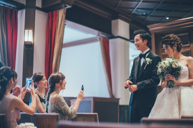バージンロードを歩く新郎新婦さま