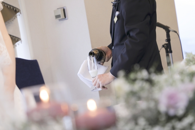 ビールを注ぐ結婚式場のスタッフ