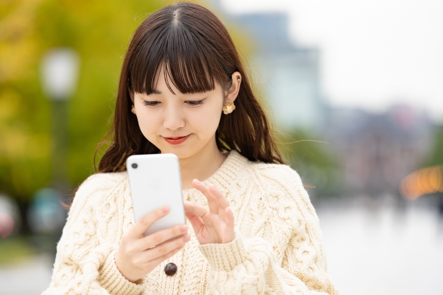 メールをする若い女性