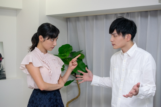 言い合いの喧嘩をするカップル