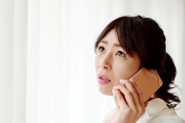 心配そうに電話をする女性