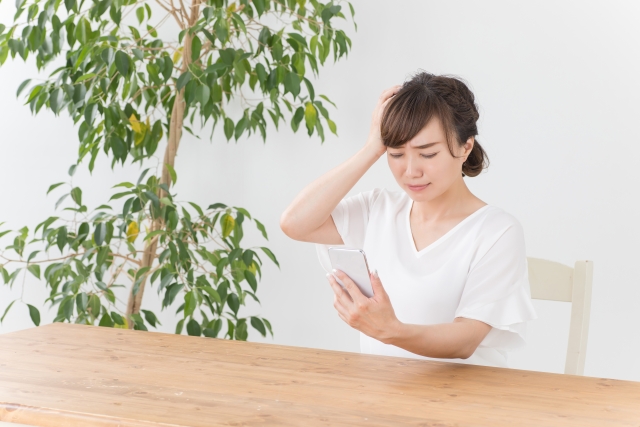 電話しないといけないが勇気がでない女性