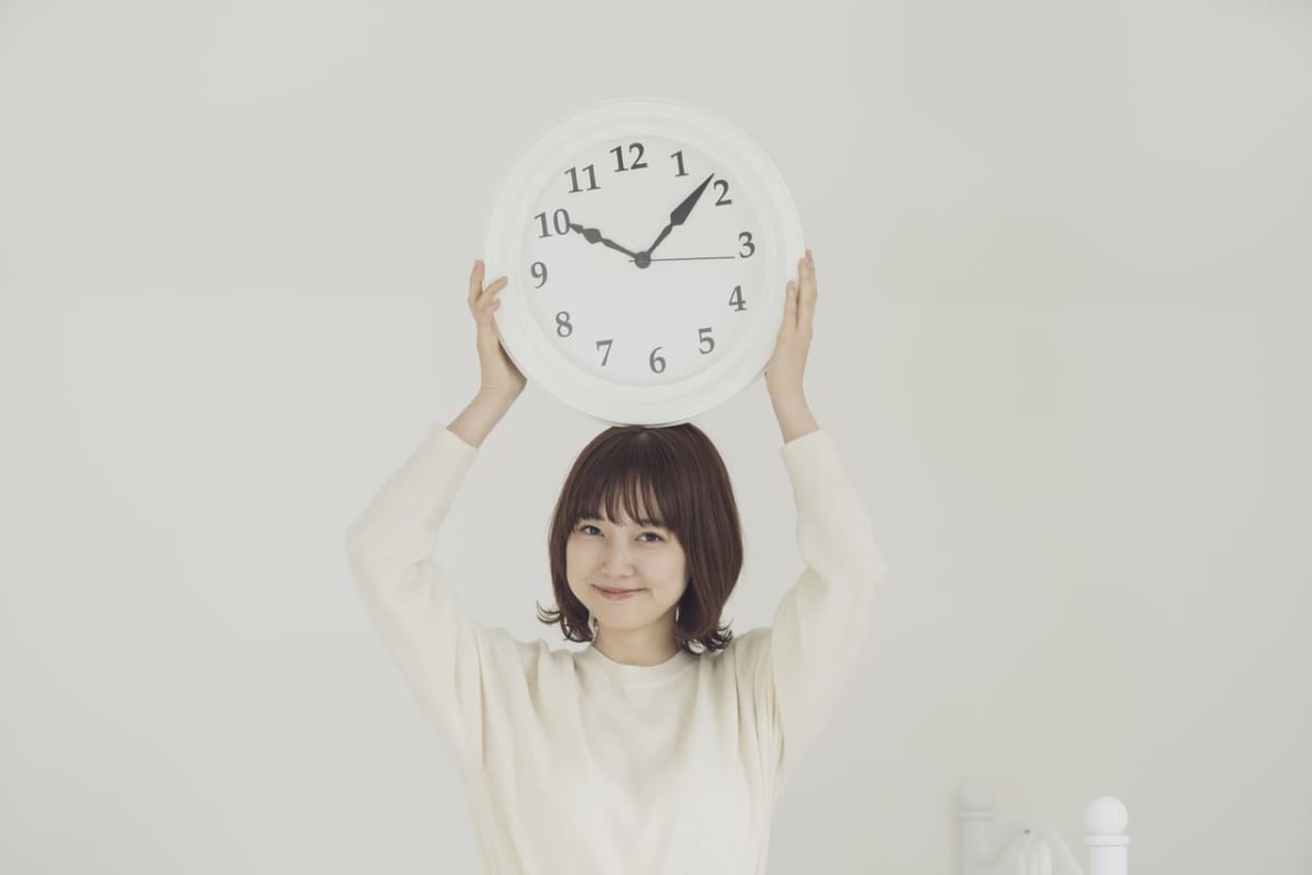 午前を指す時計