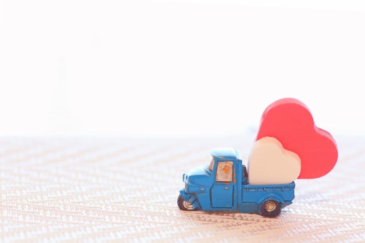 両家を行き来する車
