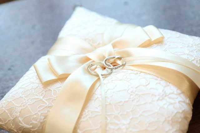 リングピローと結婚指輪