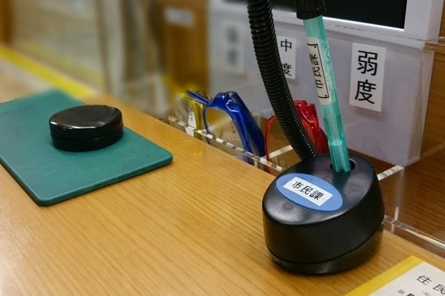 役所での書類記入のテーブル