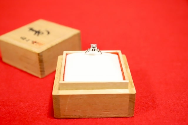 木箱にはいった大きいダイヤの婚約指輪