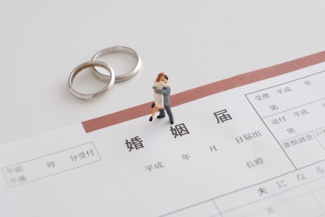 結婚指輪と婚姻届の写真