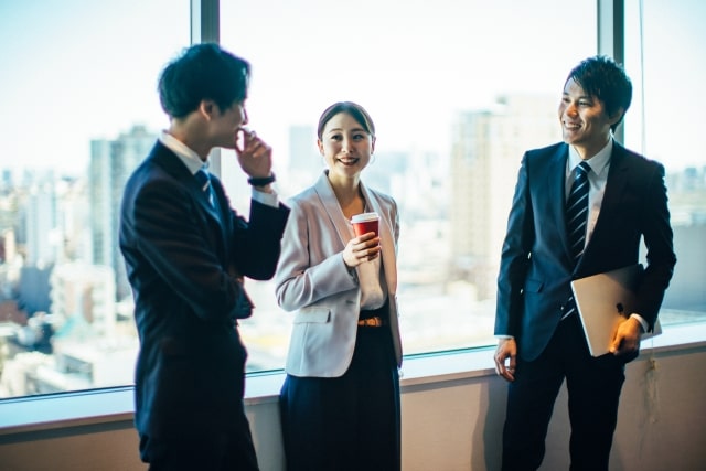 会社の同僚と談笑
