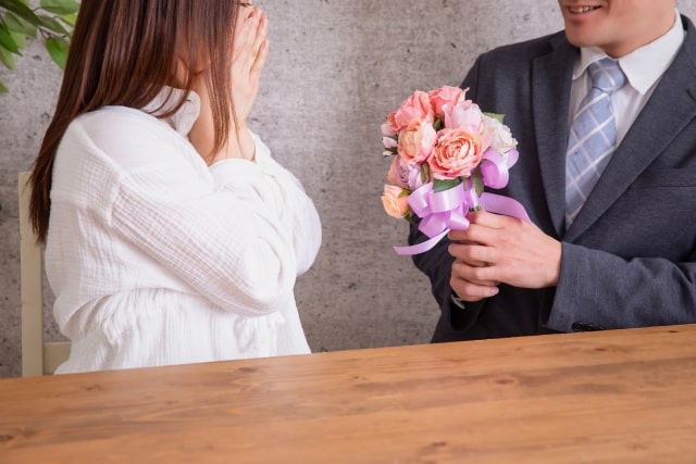 プロポーズをした彼と驚く彼女