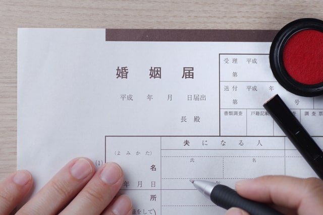 婚姻届の用紙に記入する様子
