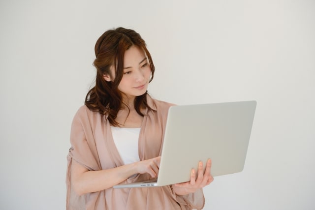 調べ物をする女性