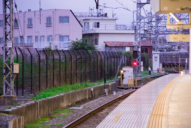 夕方の駅ホーム