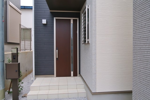 一戸建ての玄関のドア
