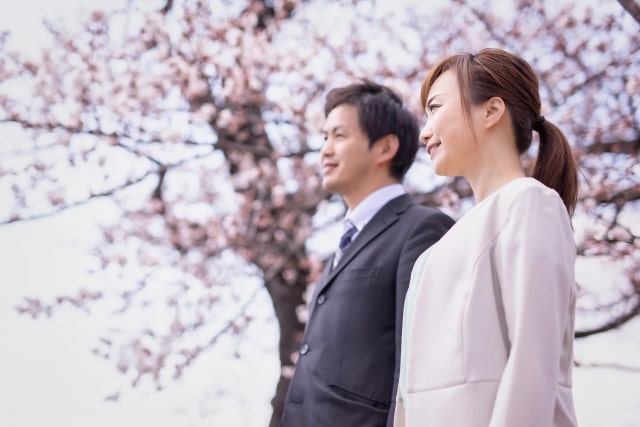 スーツの男性とオフィスカジュアルの女性