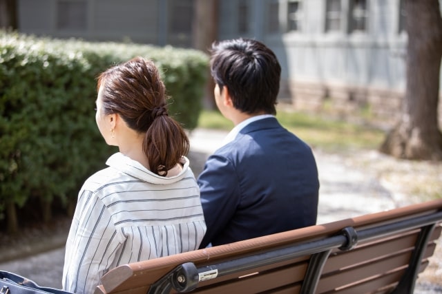 ベンチに座るカップル