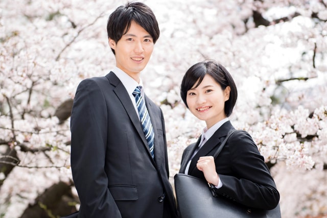 リクルートスーツを着た就活生