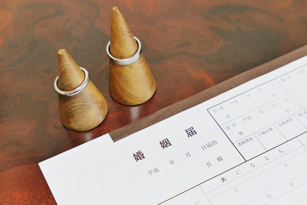 結婚指輪と婚姻届の写真