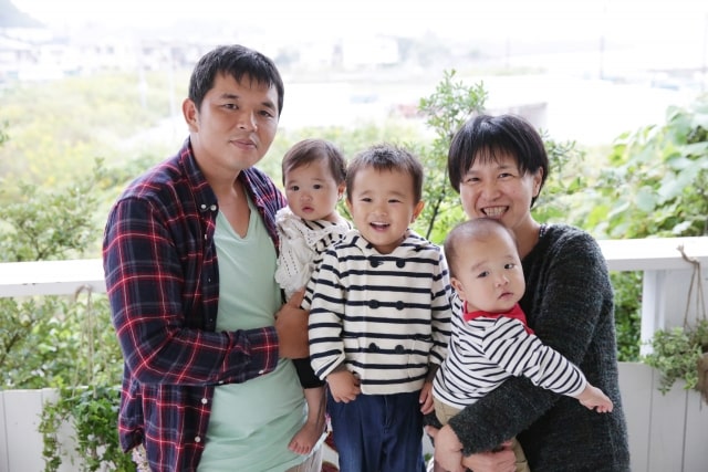 幸せそうな5人家族