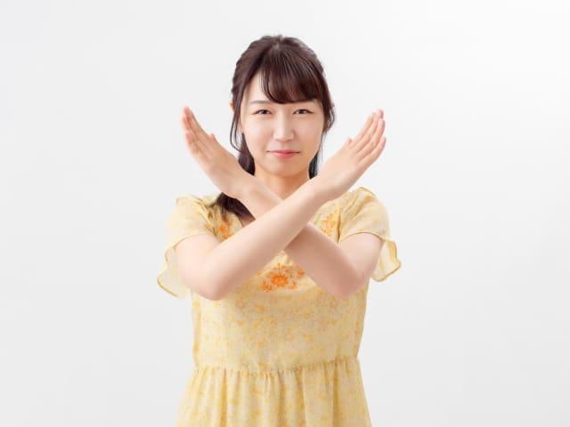 NGマークを表現する女性