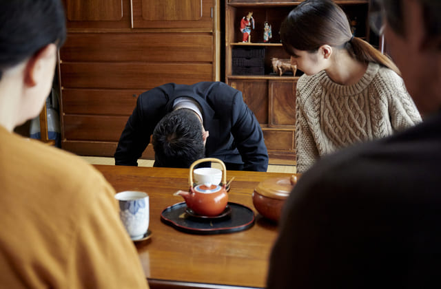 謝罪する男性