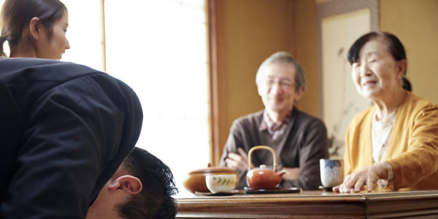 結婚の許しを乞う男性