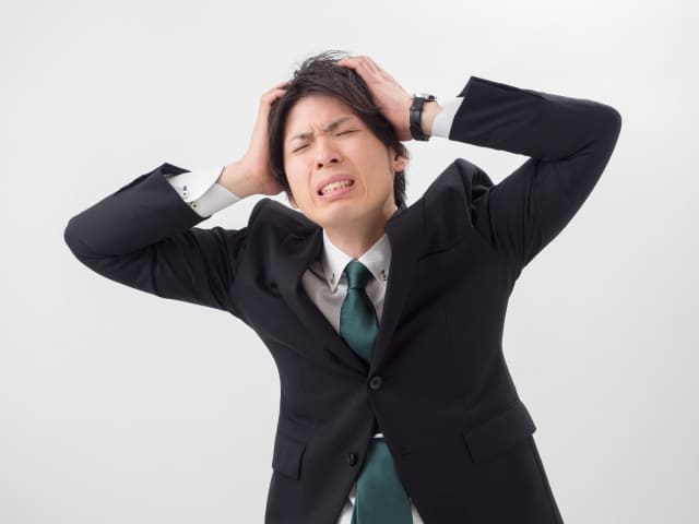 悩む男性