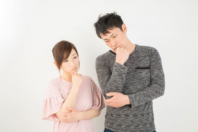 悩むカップル