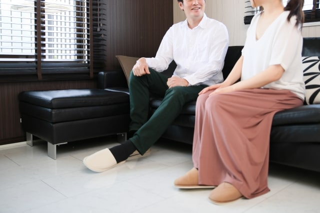ソファで話をするカップル