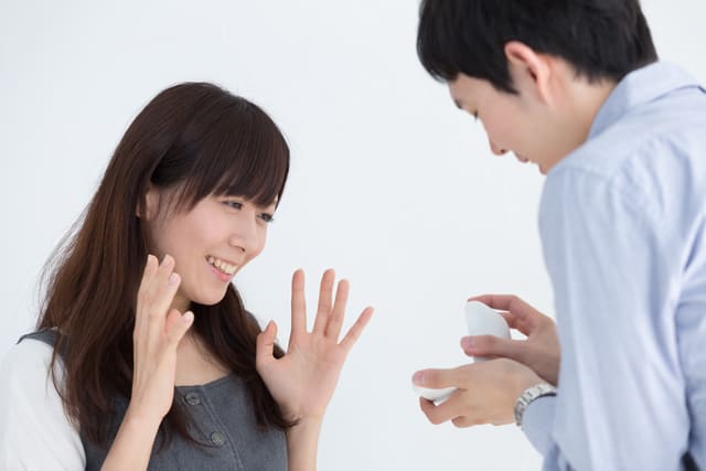 プロポーズする男性