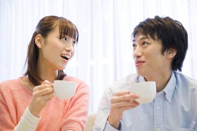 会話するカップル