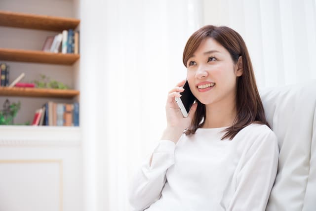 電話する女性