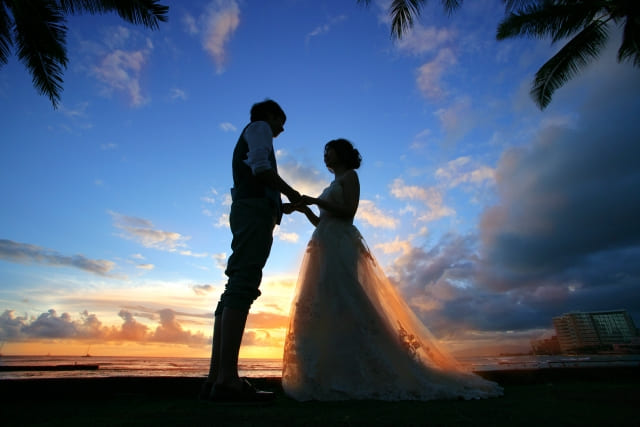リゾート婚の海辺で撮影