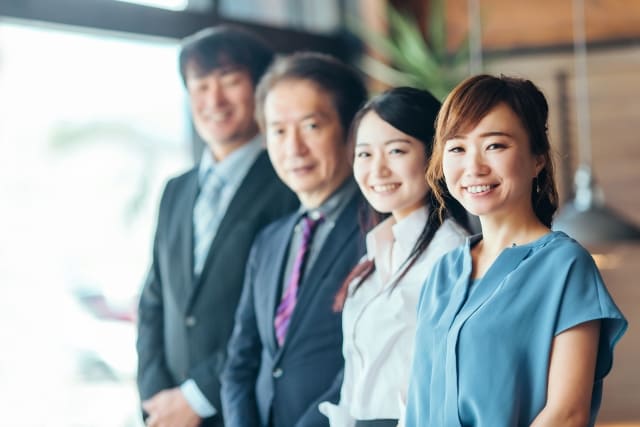 さまざまな世代の同僚や上司