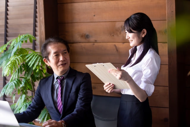 上司へ相談する若い女性