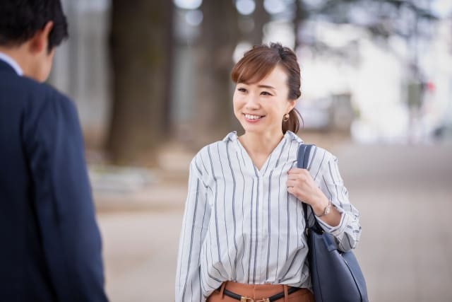 報告を受ける女性