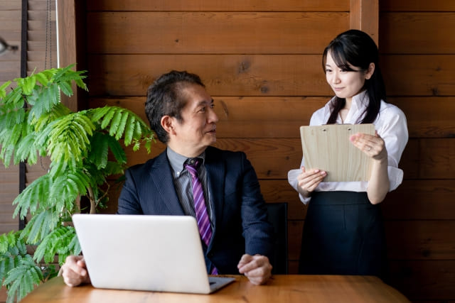 女性から報告を受ける上司