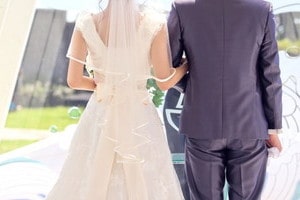 腕組みで歩く新郎新婦さま