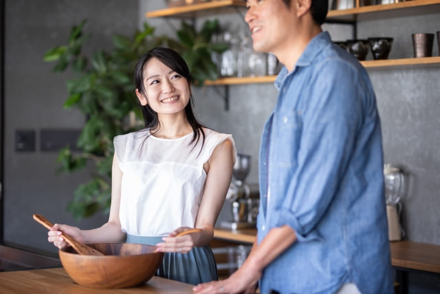 笑顔の仲のいいカップル