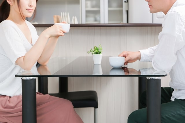 コーヒーを飲みながら話をするカップル