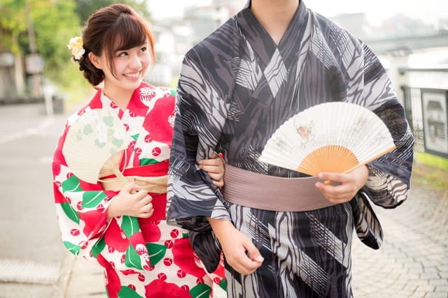 浴衣デートを楽しむ若いカップル