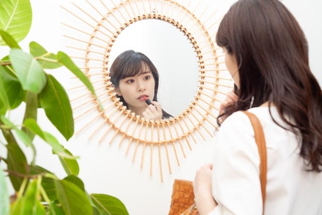 口紅をする女性