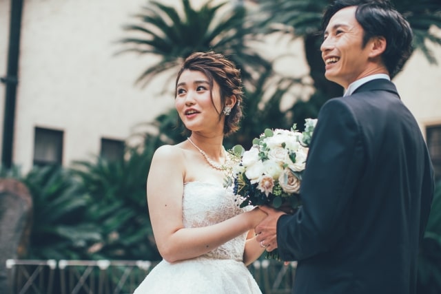 ブーケを手に持つ新郎新婦さま