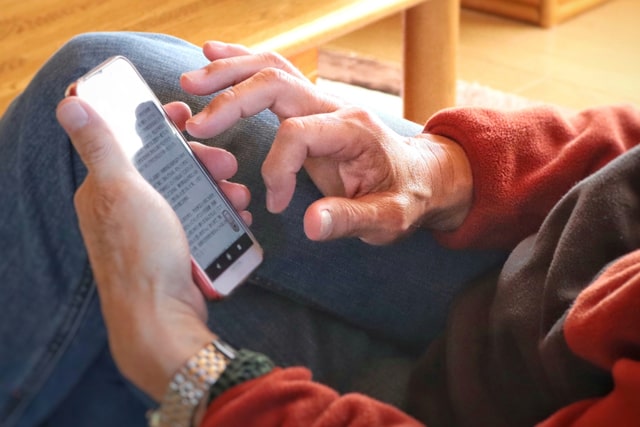 スマホを操作するシニアの男性