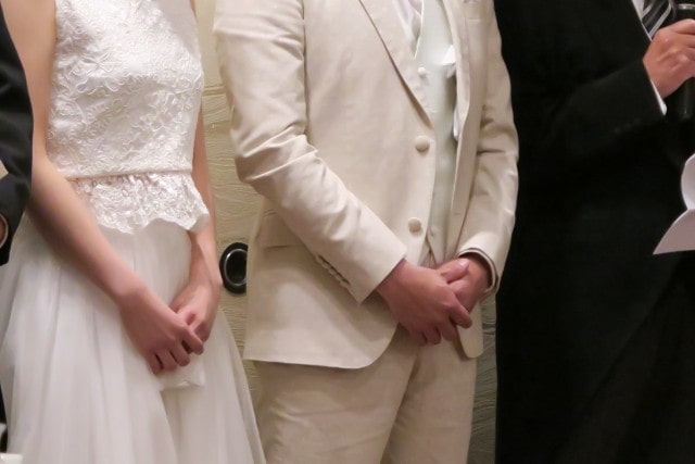 披露宴で並んで立つ新郎新婦さま