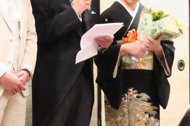 謝辞をいう新郎父