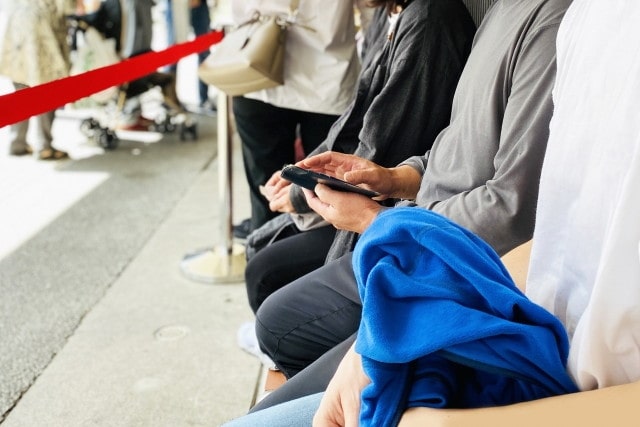椅子に座って待つ人たち